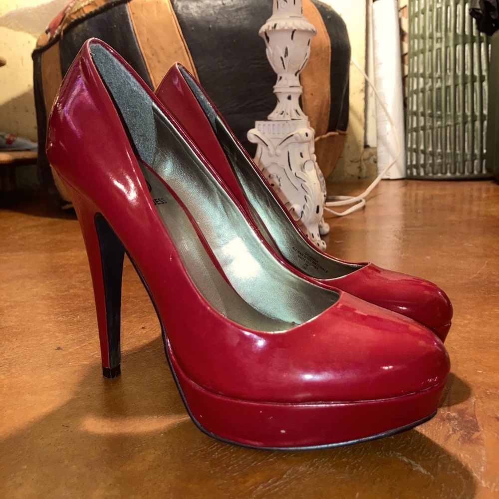 G BY GUESS Red Pumps
